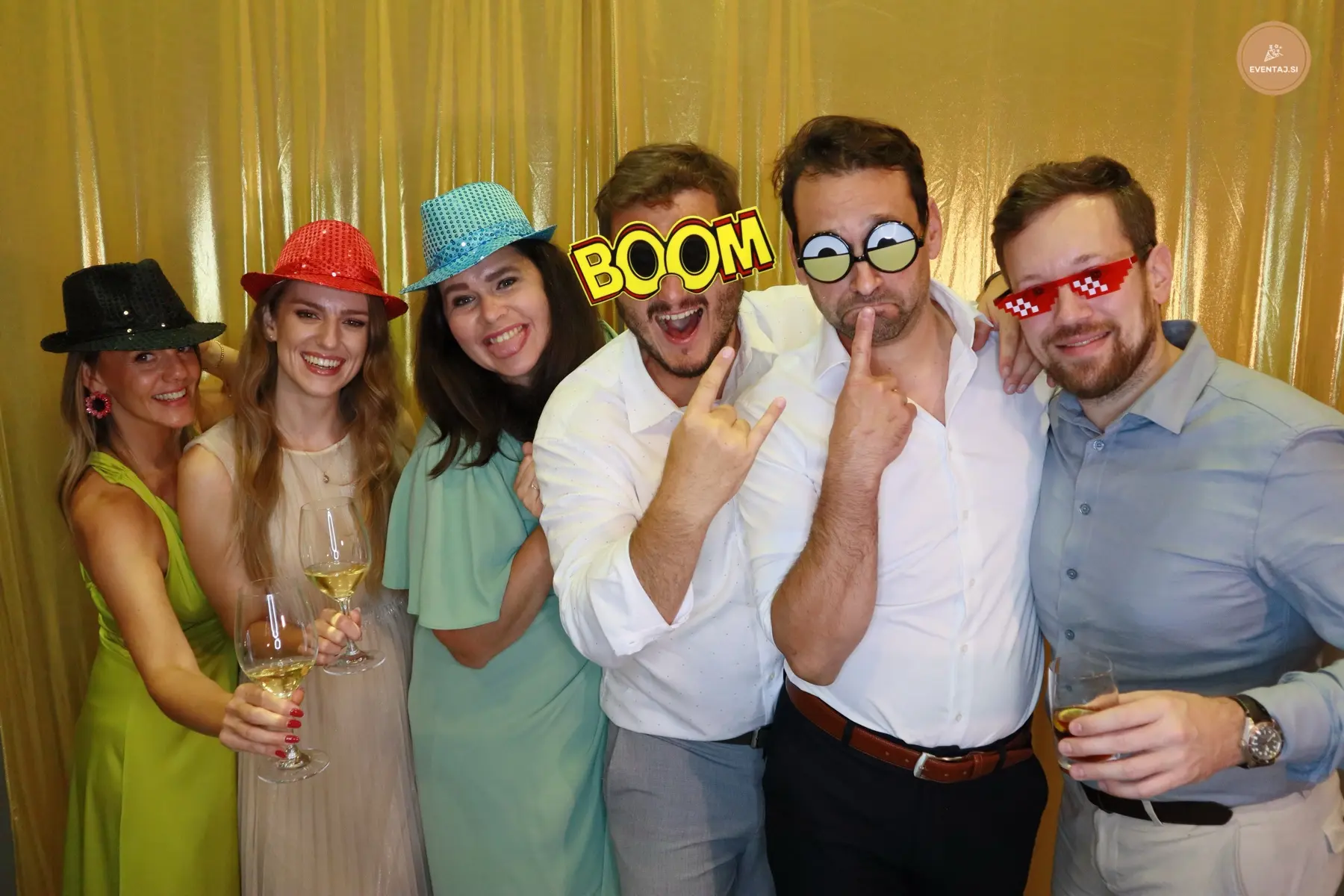 Skupinski Photo Booth posnetek pred zlatim ozadjem