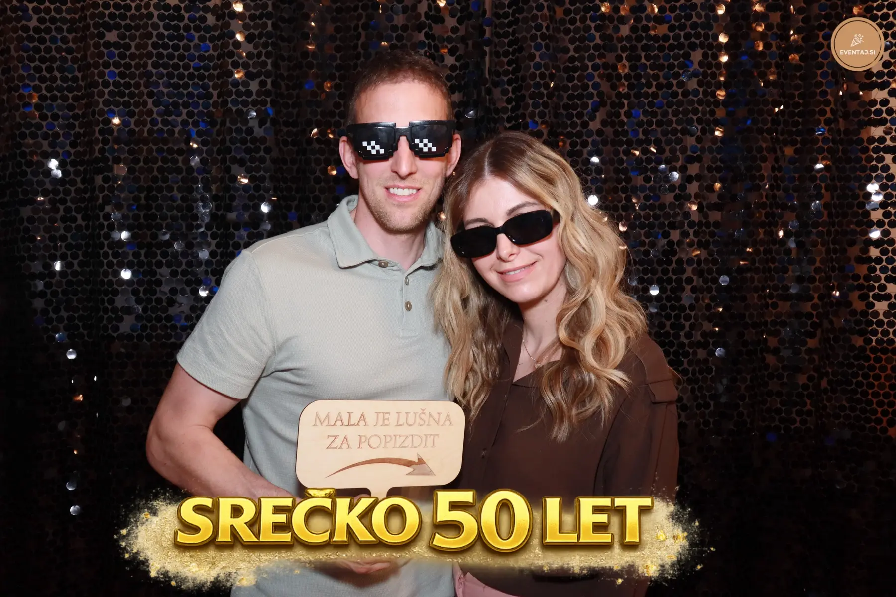 Nasmejana družba pred Photo Boothom