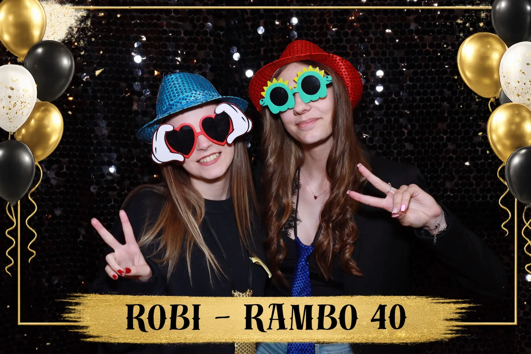 Veselje pred Photo Boothom z rekviziti