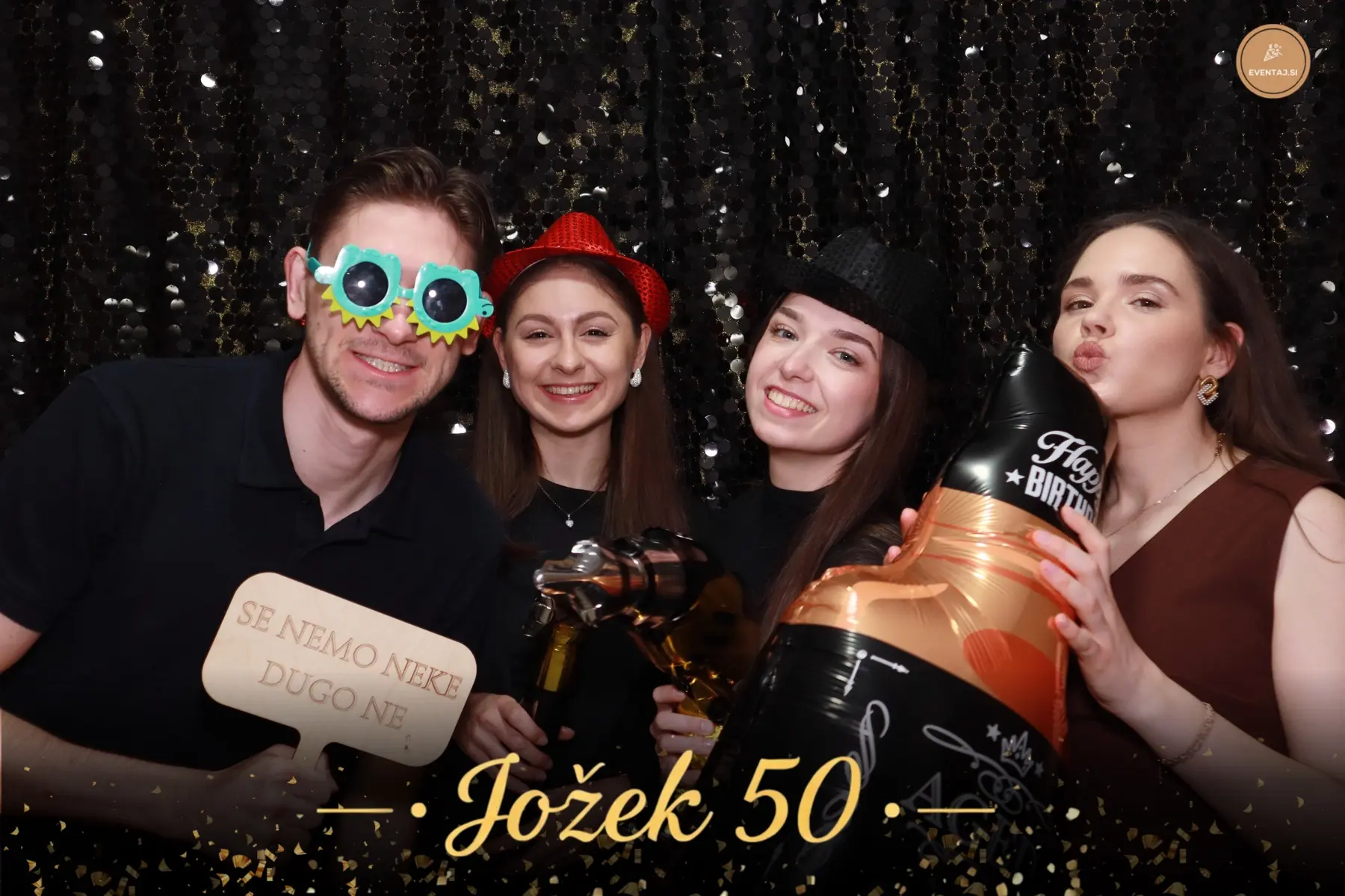 Par z rekviziti na rojstnodnevni zabavi