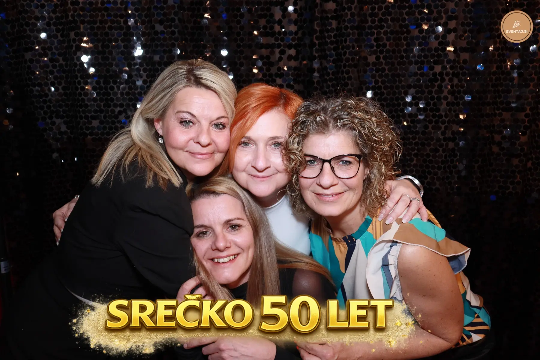 Prijatelji z rekviziti na rojstnodnevni zabavi