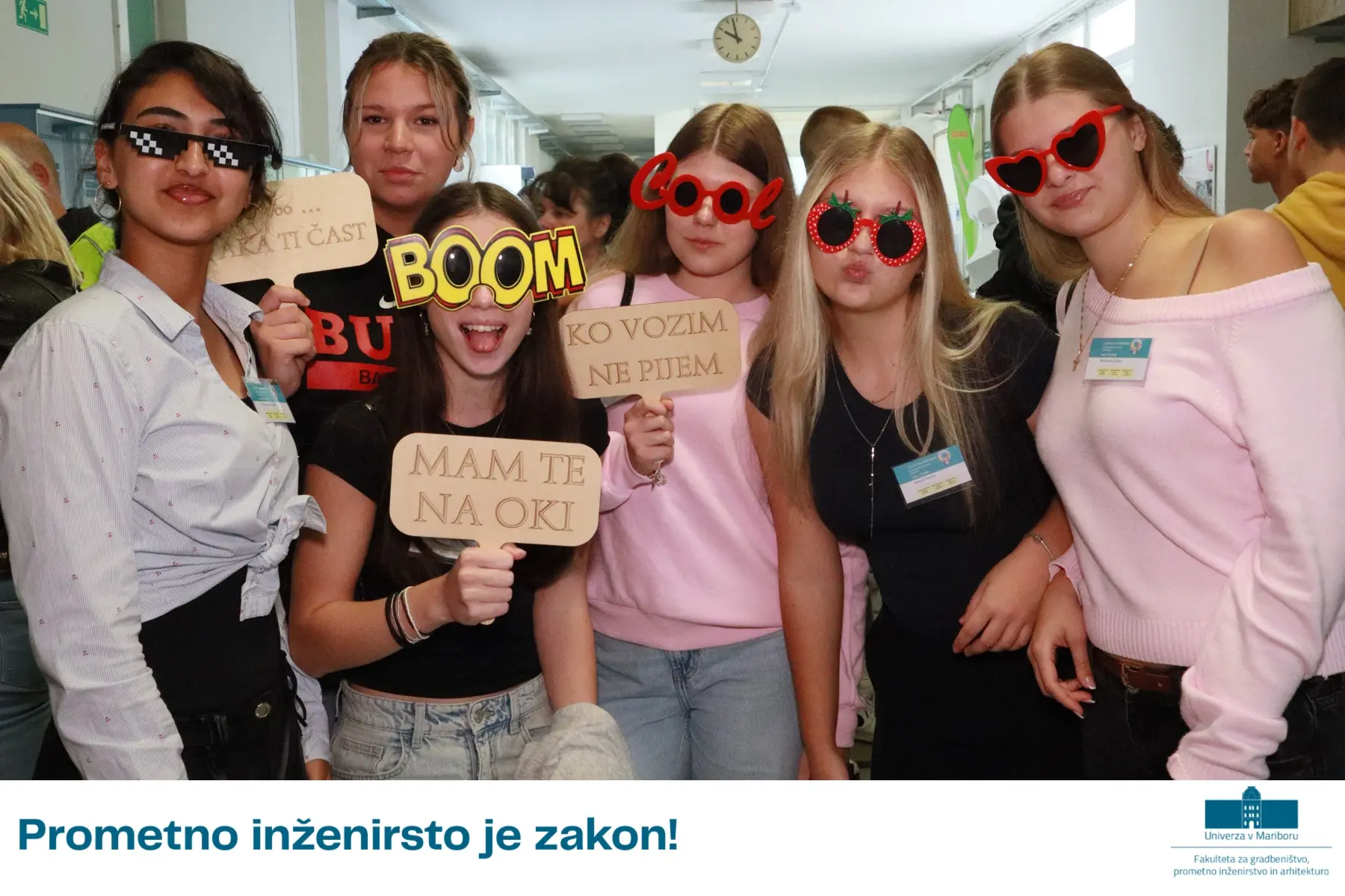 Ekipa na novoletni zabavi pred Photo Boothom