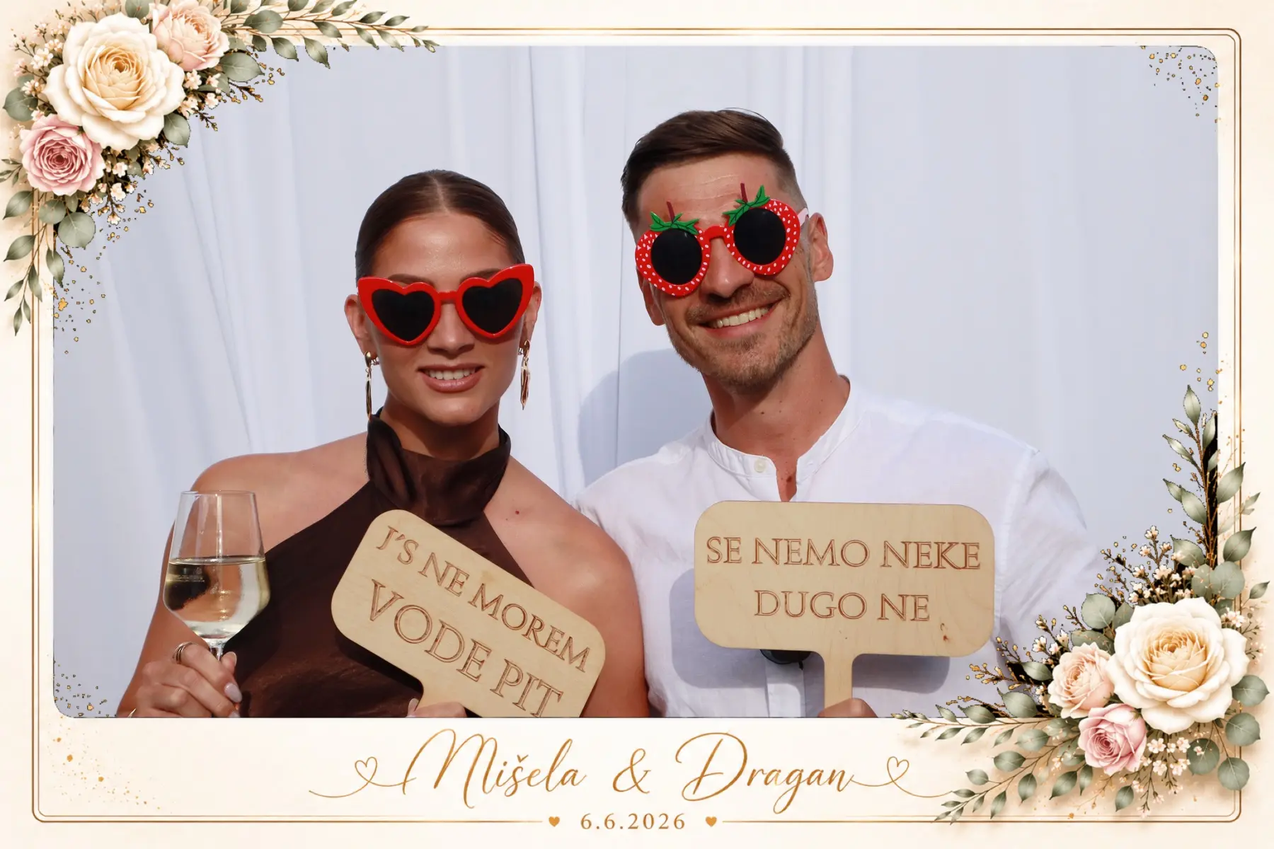 Mladoporočenca pred Photo Boothom s tiskom v roki