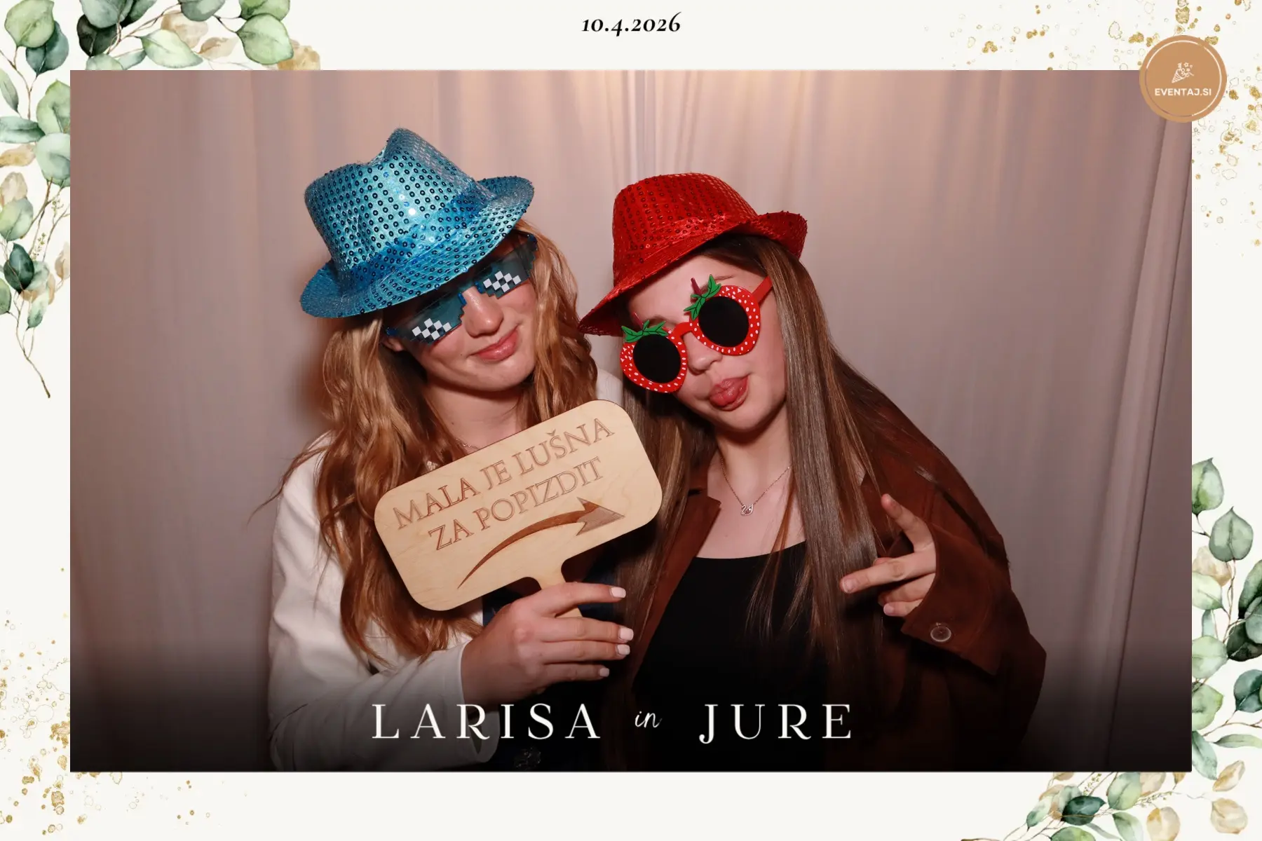 Nasmejani svatje pred Photo Boothom