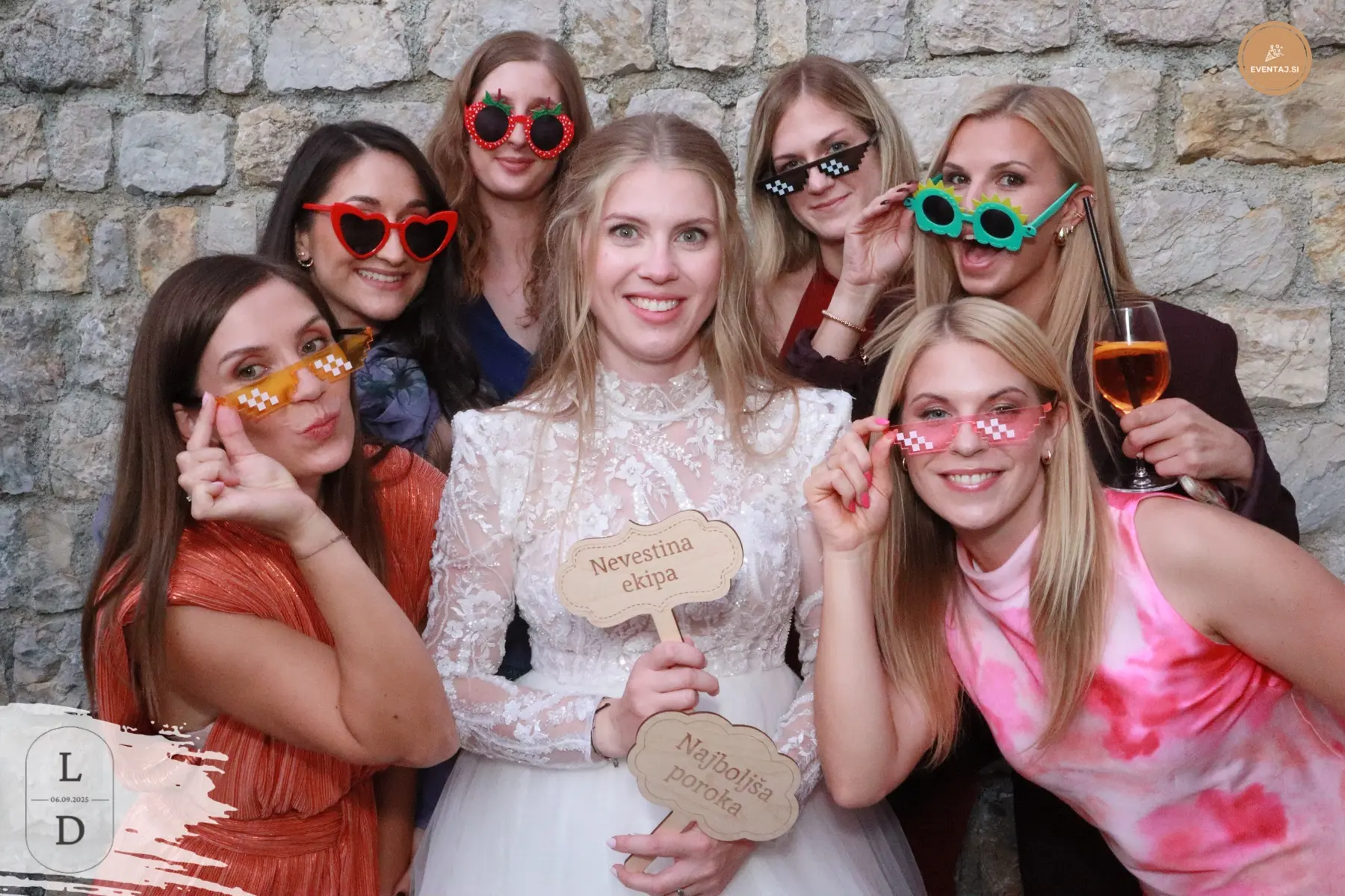 Photo Booth na poroki — par s konfeti
