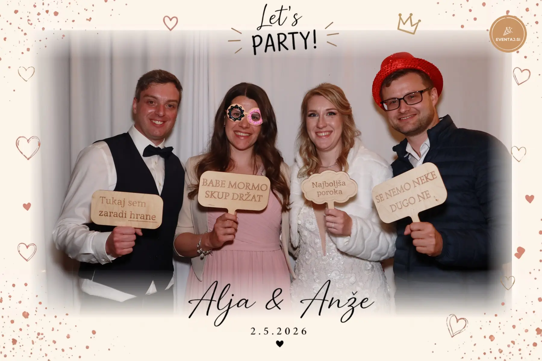 Poročni gostje s Photo Booth tablicami na dogodku Alja in Anže