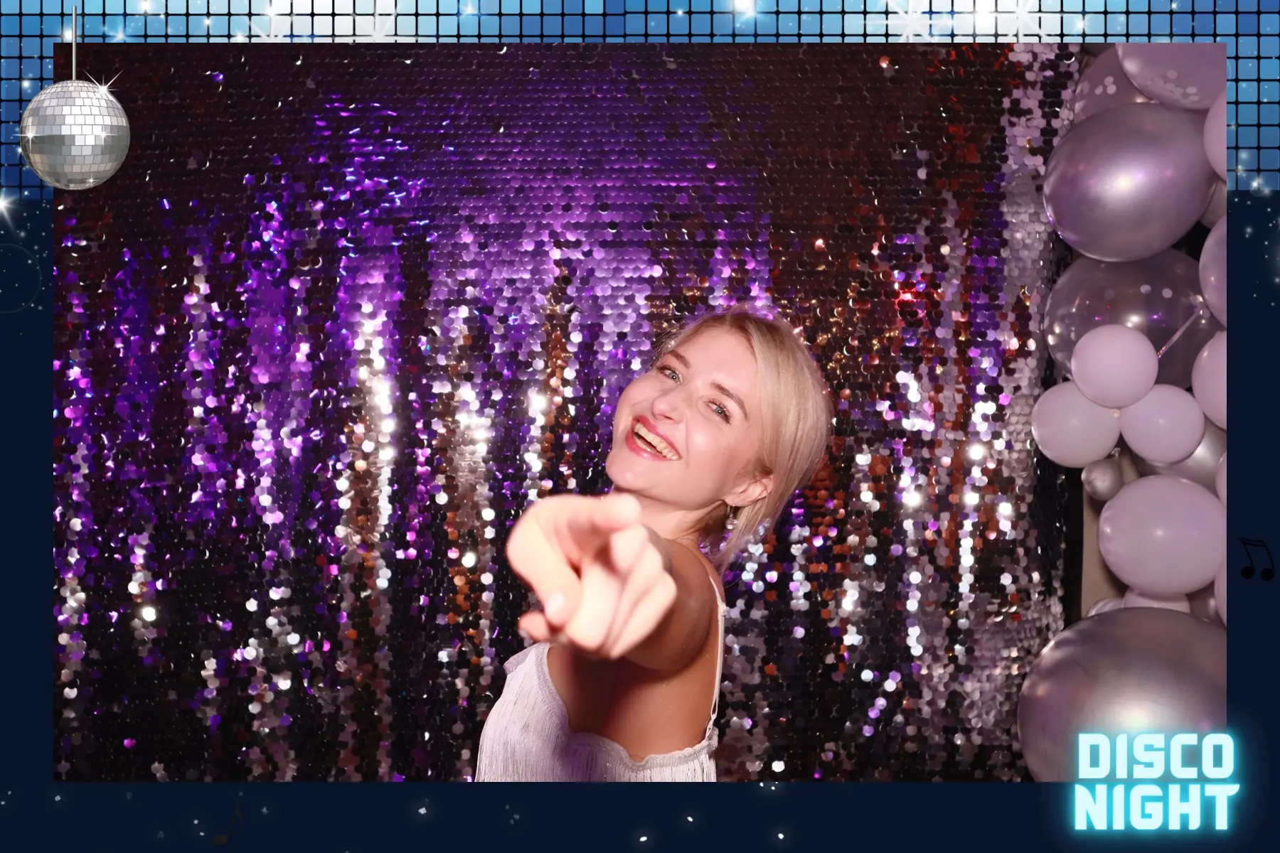 Gostja pred bleščečim Photo Booth ozadjem v okvirju Disco Night