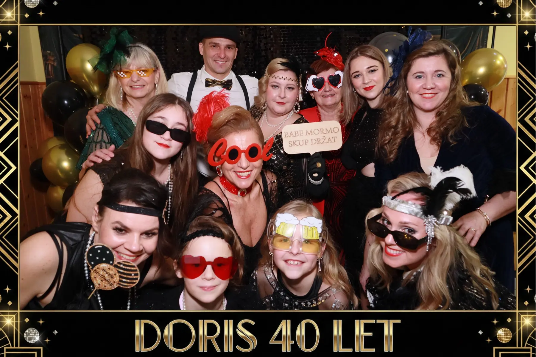 Velika skupinska Photo Booth fotografija s praznovanja Doris 40 let