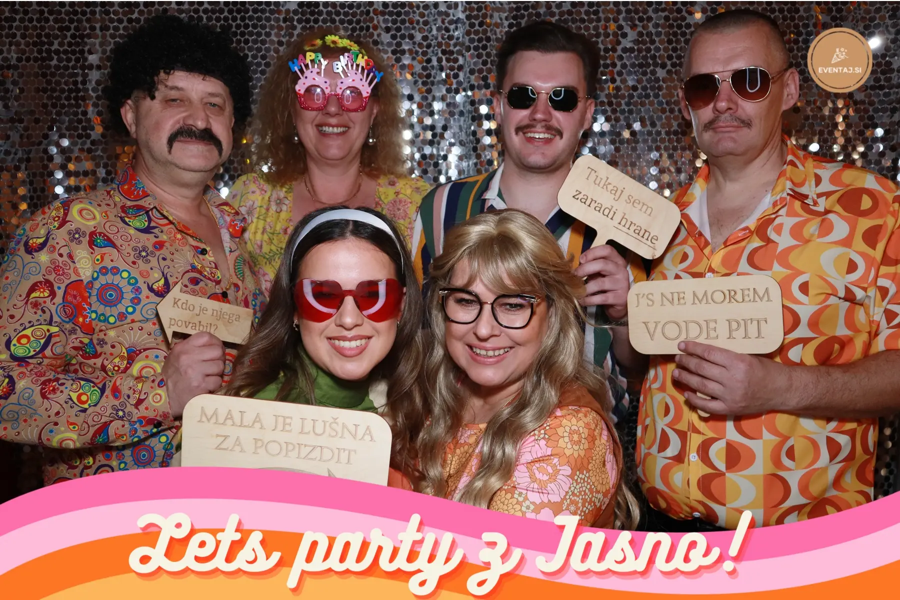 Skupina gostov v retro kostumih na Photo Booth fotografiji Let's party z Jasno