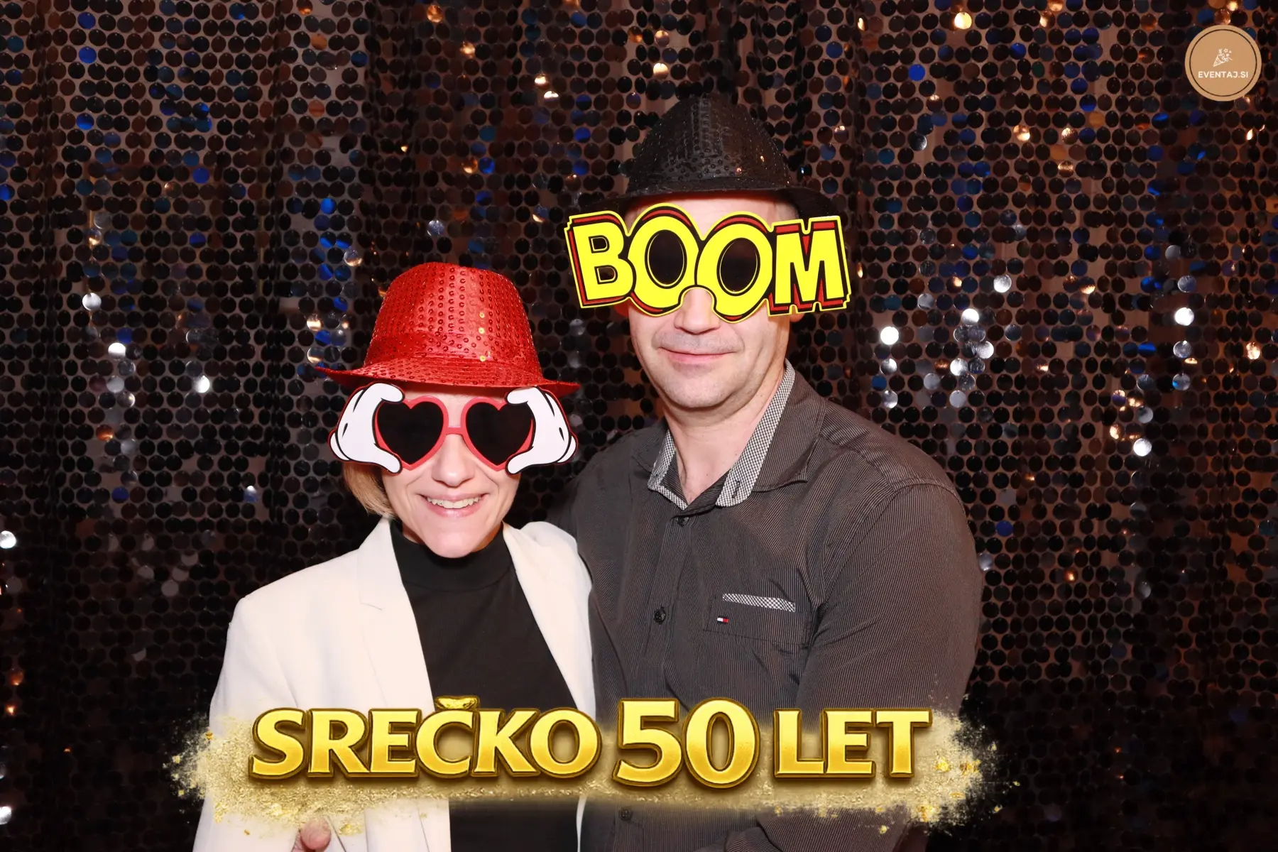 Par z zabavnimi Photo Booth očali na praznovanju Srečko 50 let